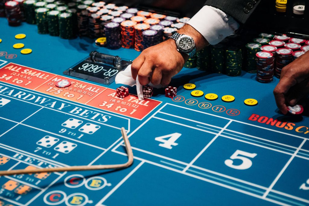 アートとギャンブルの関係性とは？